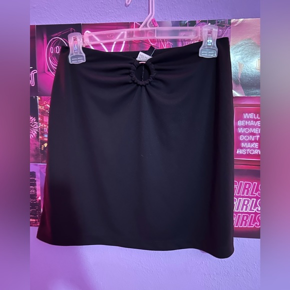 black skirt - Picture 1 of 2